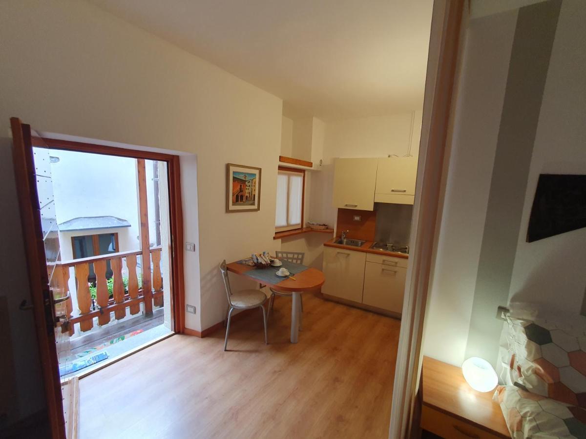 Appartamenti Vacanze E Camere Roccetta Fiorita Pettenasco Rum bild