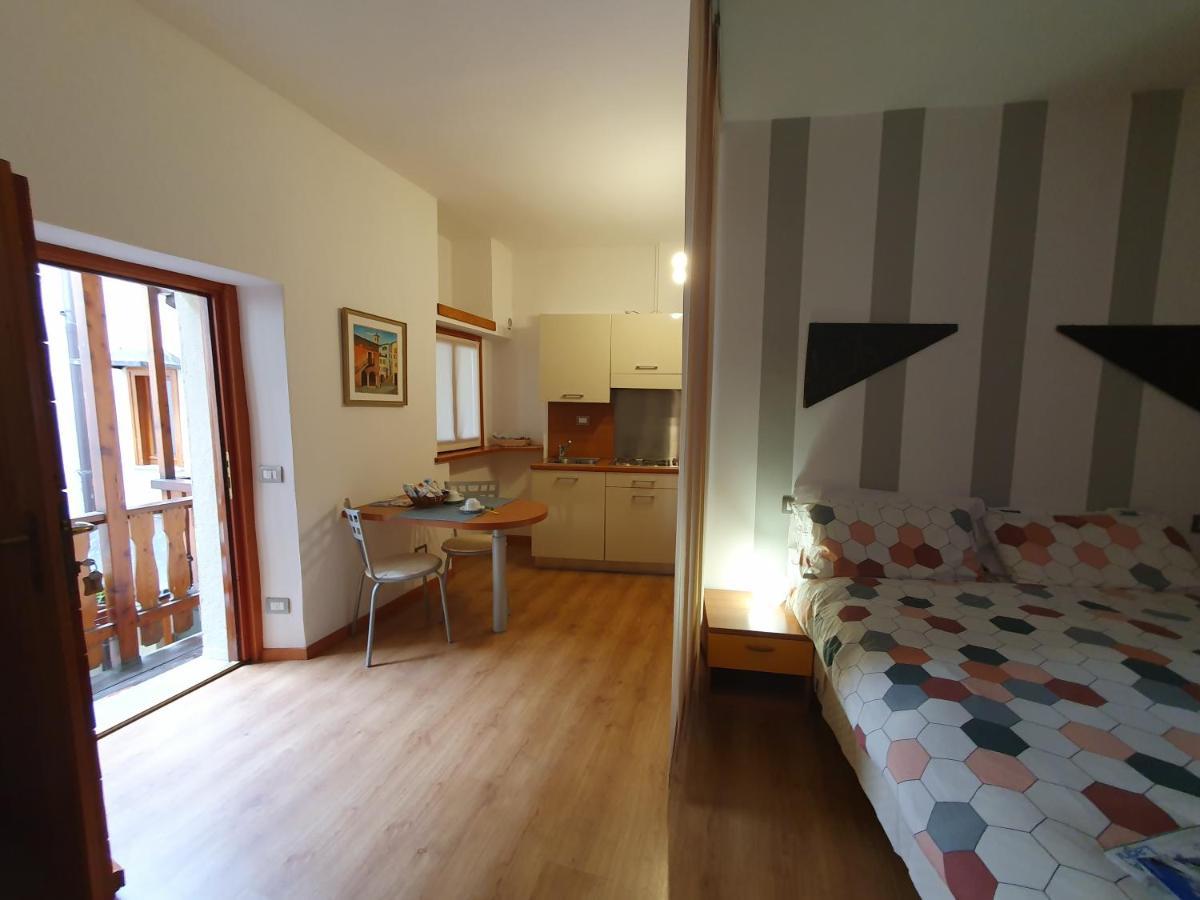 Appartamenti Vacanze E Camere Roccetta Fiorita Pettenasco Rum bild