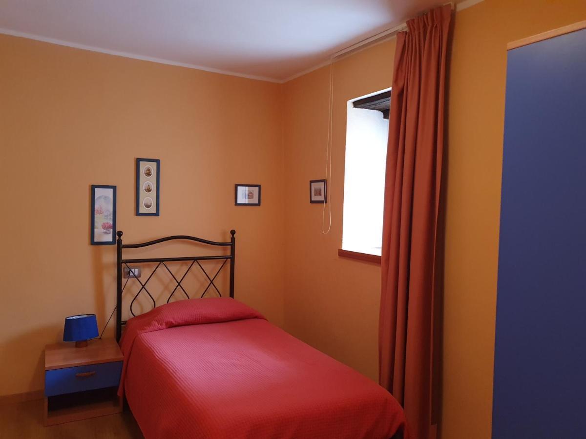 Appartamenti Vacanze E Camere Roccetta Fiorita Pettenasco Rum bild