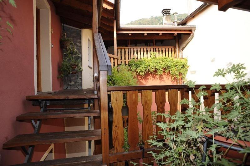Appartamenti Vacanze E Camere Roccetta Fiorita Pettenasco Exteriör bild