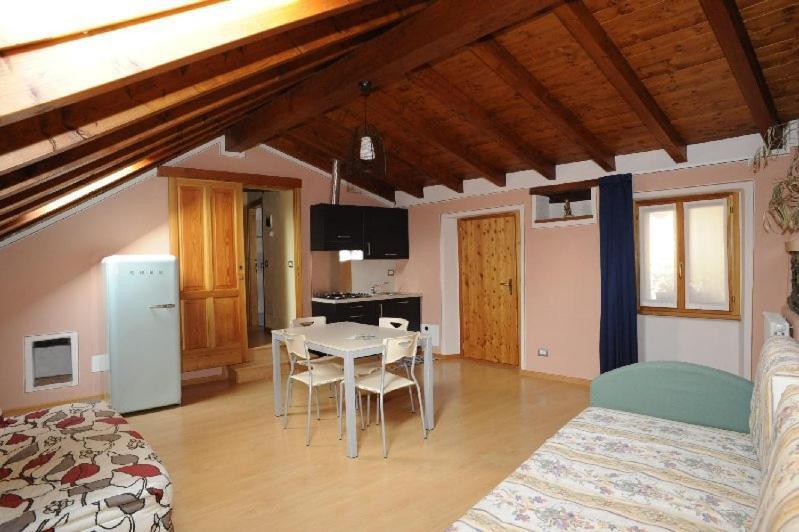 Appartamenti Vacanze E Camere Roccetta Fiorita Pettenasco Exteriör bild