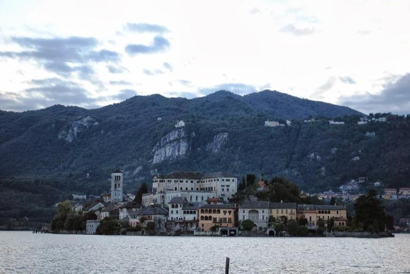 Appartamenti Vacanze E Camere Roccetta Fiorita Pettenasco Exteriör bild